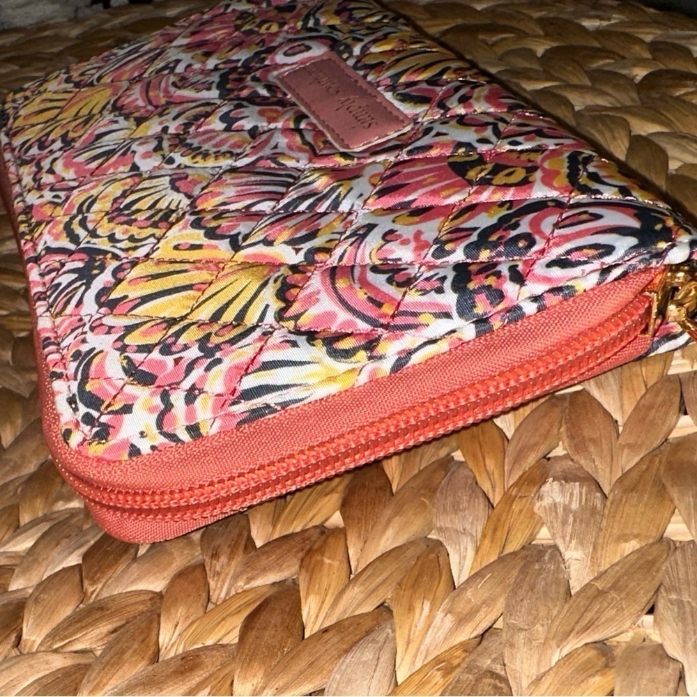 NWT Simply Southern Quilted Phone Wallet in Shell Pattern - Picture 8 of 10